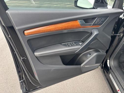 Mythos Black Metallic 2023 Audi Q5 45 S line Prestige