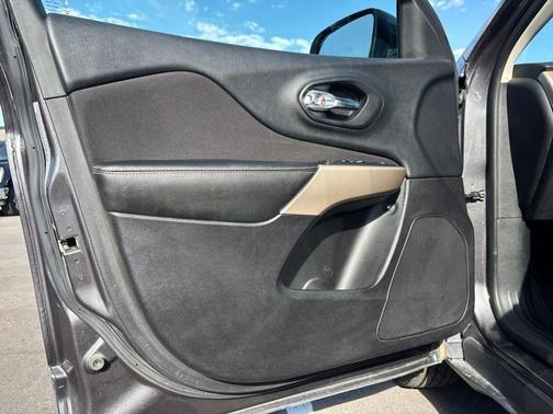 Granite Crystal Clearcoat Metallic 2017 Jeep Cherokee Latitude