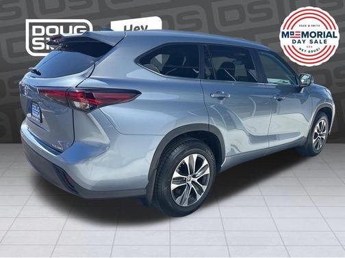 Celestial Silver Metallic 2024 Toyota Highlander XLE