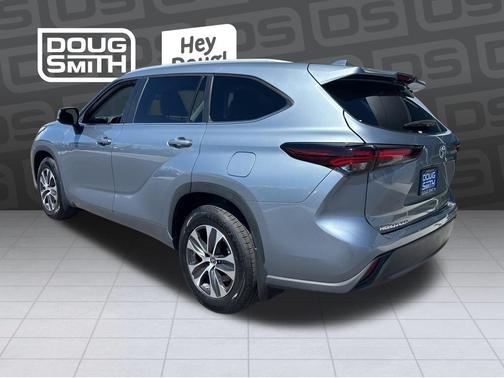 Celestial Silver Metallic 2024 Toyota Highlander XLE