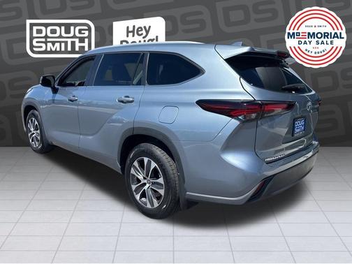 Celestial Silver Metallic 2024 Toyota Highlander XLE