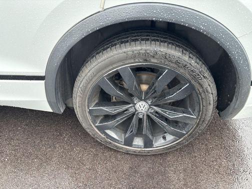 Pure White 2020 Volkswagen Tiguan 2.0T SE R-Line Black
