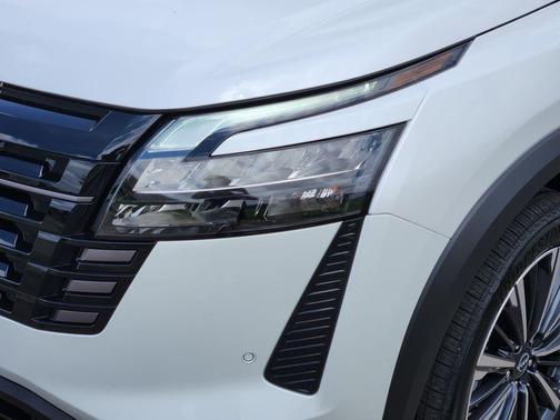 Everest White P 2026 Nissan Pathfinder Platinum