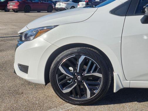 Aspen White 2025 Nissan Versa 1.6 SR