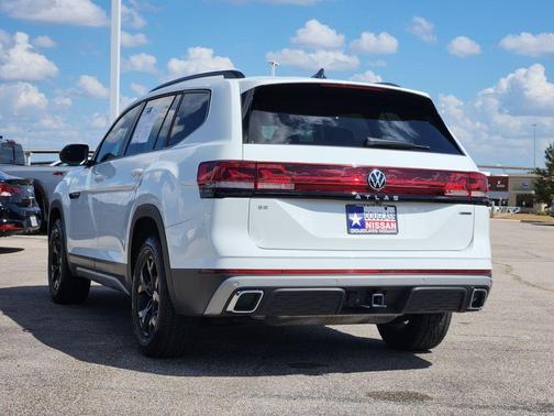 Pure White 2025 Volkswagen Atlas 2.0T Peak Edition