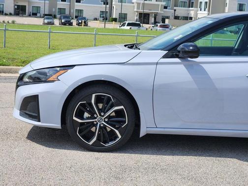 2t Gry Blk Roof 2026 Nissan Altima 2.5 SR