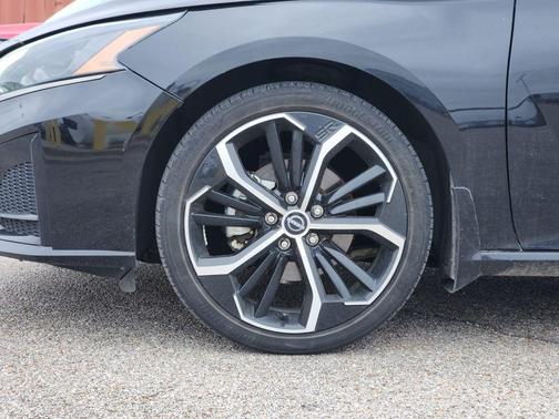 Black 2023 Nissan Altima 2.5 SR