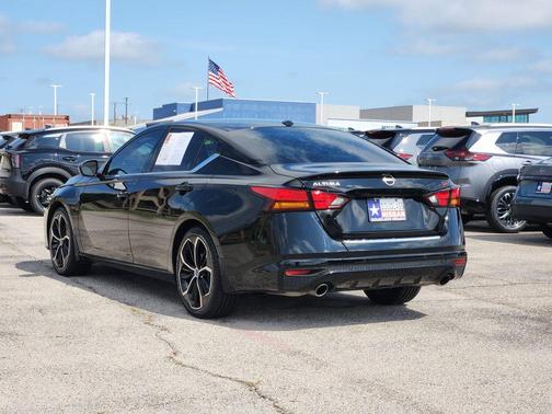 Black 2023 Nissan Altima 2.5 SR