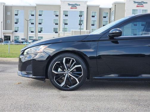 Black 2023 Nissan Altima 2.5 SR