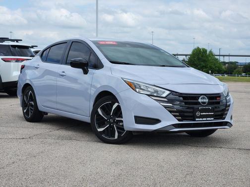 Gray Sky Pearl 2024 Nissan Versa 1.6 SR