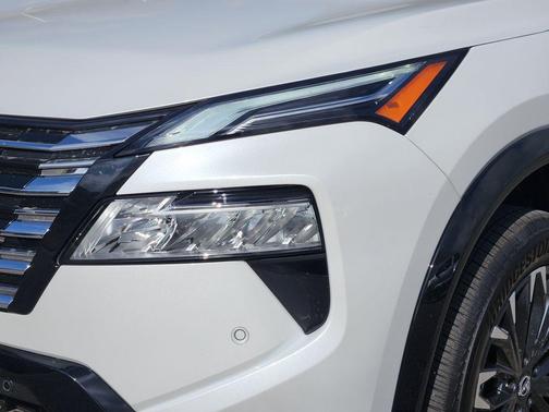 Everest White P 2026 Nissan Rogue Platinum