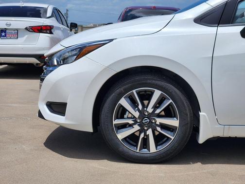 Aspen White 2025 Nissan Versa 1.6 SV