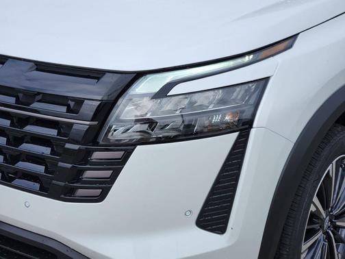 White / Black 2026 Nissan Pathfinder Platinum