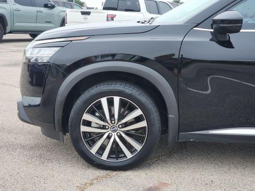 Black 2024 Nissan Pathfinder Platinum