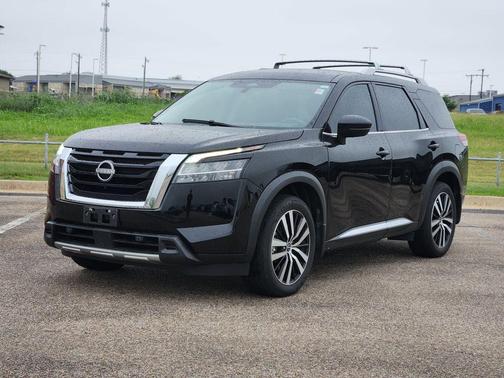 Black 2024 Nissan Pathfinder Platinum