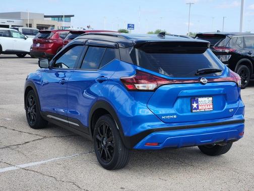 2tblublkroof 2024 Nissan Kicks SR
