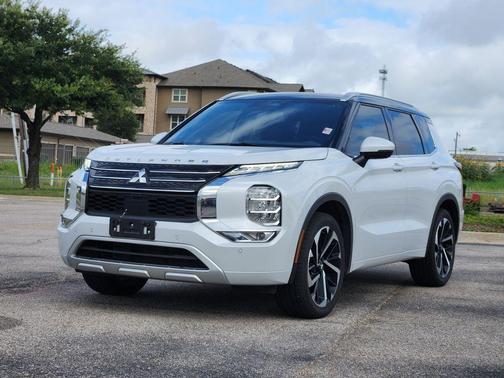White Diamond / Black 2024 Mitsubishi Outlander SEL