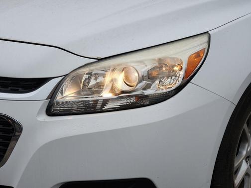 Summit White 2015 Chevrolet Malibu 1LT