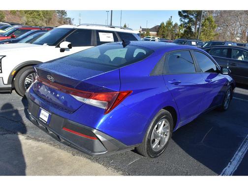 2024 Hyundai ELANTRA SE
