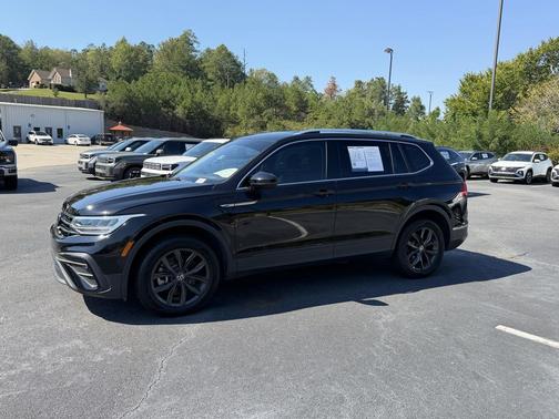 Deep Black Pearl 2024 Volkswagen Tiguan 2.0T SE