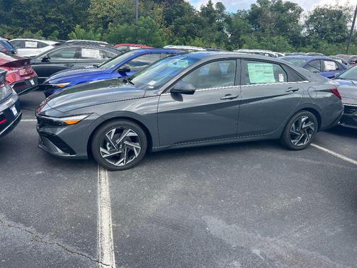 2025 Hyundai ELANTRA Limited