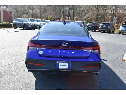 2025 Hyundai ELANTRA SE