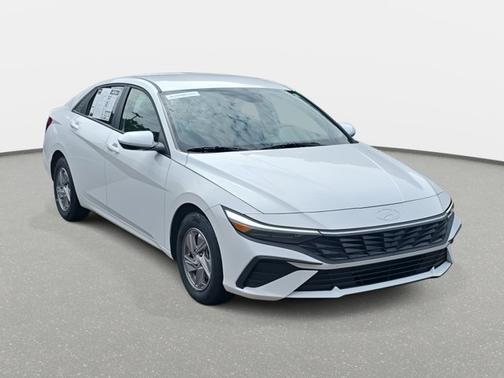 White 2025 Hyundai ELANTRA SE