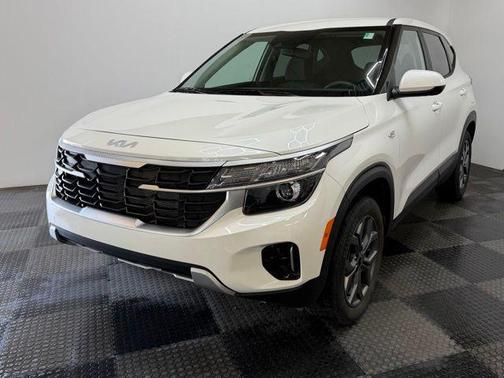 Snow White Pearl 2024 Kia Seltos LX