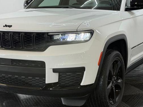 Bright White Clearcoat 2023 Jeep Grand Cherokee L Laredo