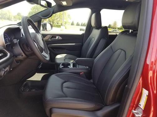 PR6 2027 Chrysler Pacifica SELECT