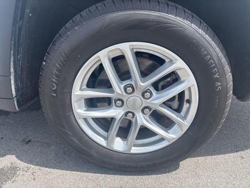 Bright White Clearcoat 2023 Jeep Grand Cherokee L Laredo