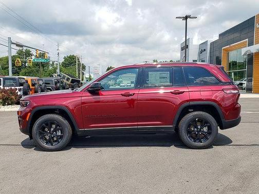 2025 Jeep Grand Cherokee Laredo