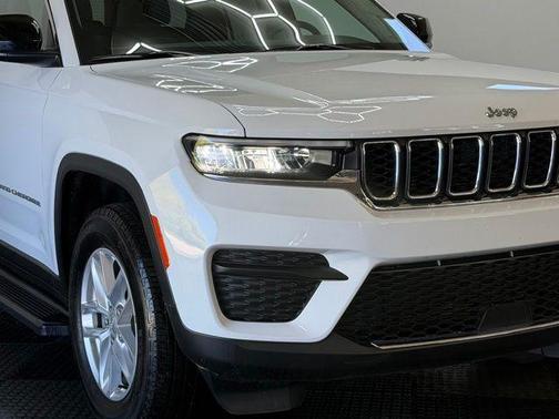 Bright White Clearcoat 2023 Jeep Grand Cherokee Laredo X