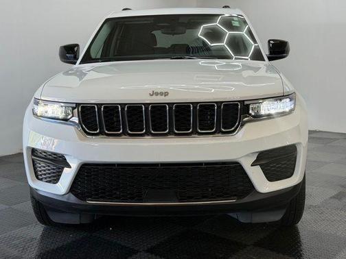 Bright White Clearcoat 2023 Jeep Grand Cherokee Laredo X