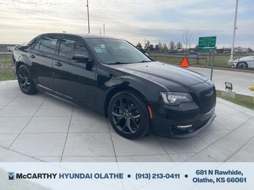 Gloss Black 2022 Chrysler 300 Touring L