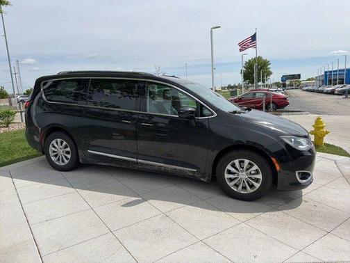 Brilliant Black Crystal Pearlcoat 2018 Chrysler Pacifica Touring-L Plus
