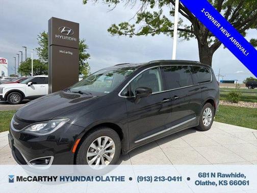 Brilliant Black Crystal Pearlcoat 2018 Chrysler Pacifica Touring-L Plus