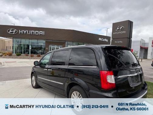 Brilliant Black Crystal Pearlcoat 2016 Chrysler Town & Country Limited