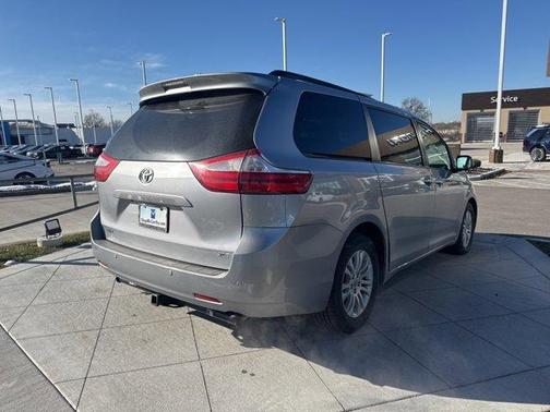 2017 Toyota Sienna XLE