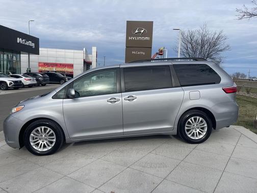 2017 Toyota Sienna XLE