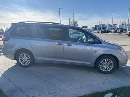 2017 Toyota Sienna XLE