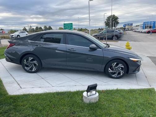 2025 Hyundai ELANTRA Limited