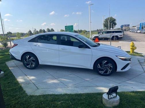 2025 Hyundai ELANTRA HEV SEL