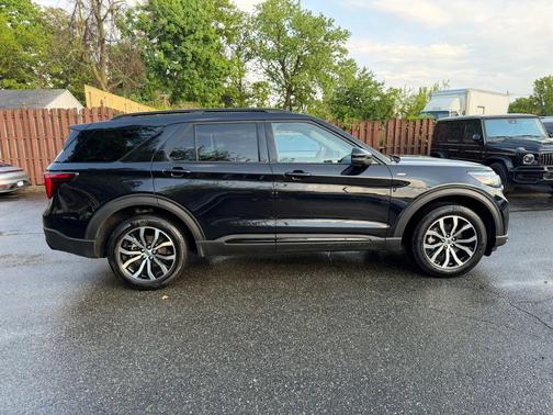 Agate Black Metallic 2025 Ford Explorer ST-Line