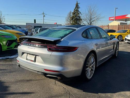 2018 Porsche Panamera 4