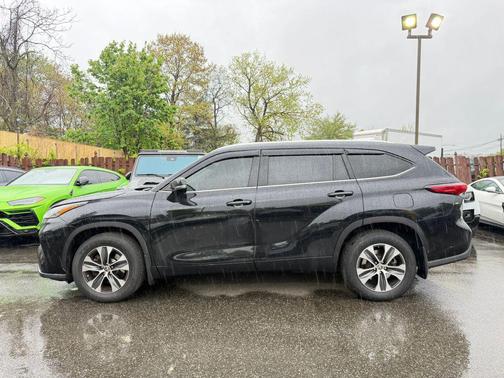Midnight Black Metallic 2021 Toyota Highlander XLE