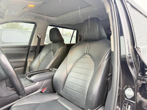 Midnight Black Metallic 2021 Toyota Highlander XLE