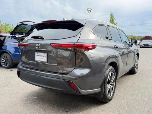 Magnetic Gray Metallic 2022 Toyota Highlander XLE