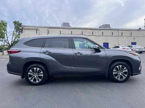 Magnetic Gray Metallic 2022 Toyota Highlander XLE