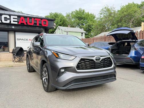 Magnetic Gray Metallic 2022 Toyota Highlander XLE